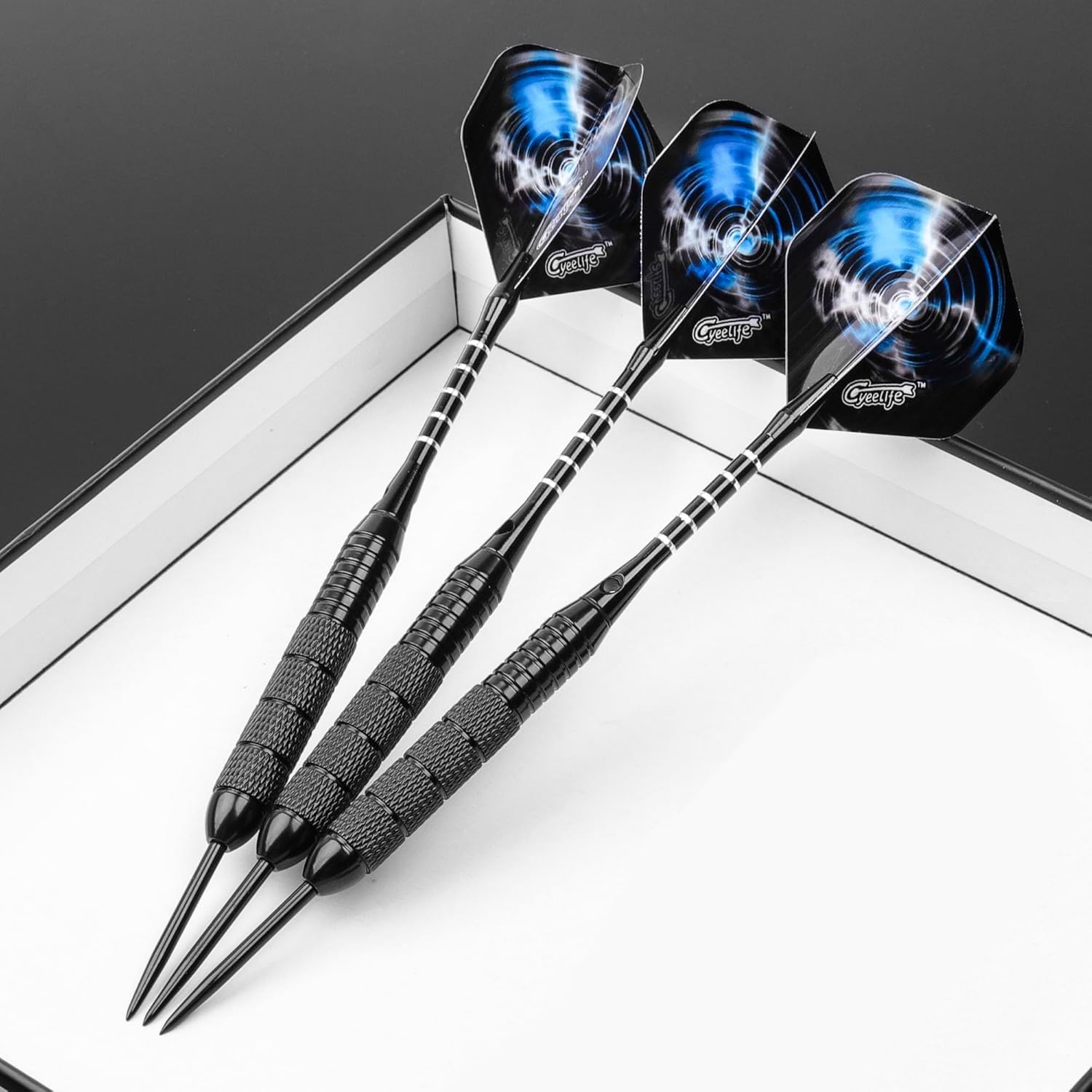 Cyeelife Steeldarts Metallspitze 22 g 12er Set mit 24 Flights und Sharpener