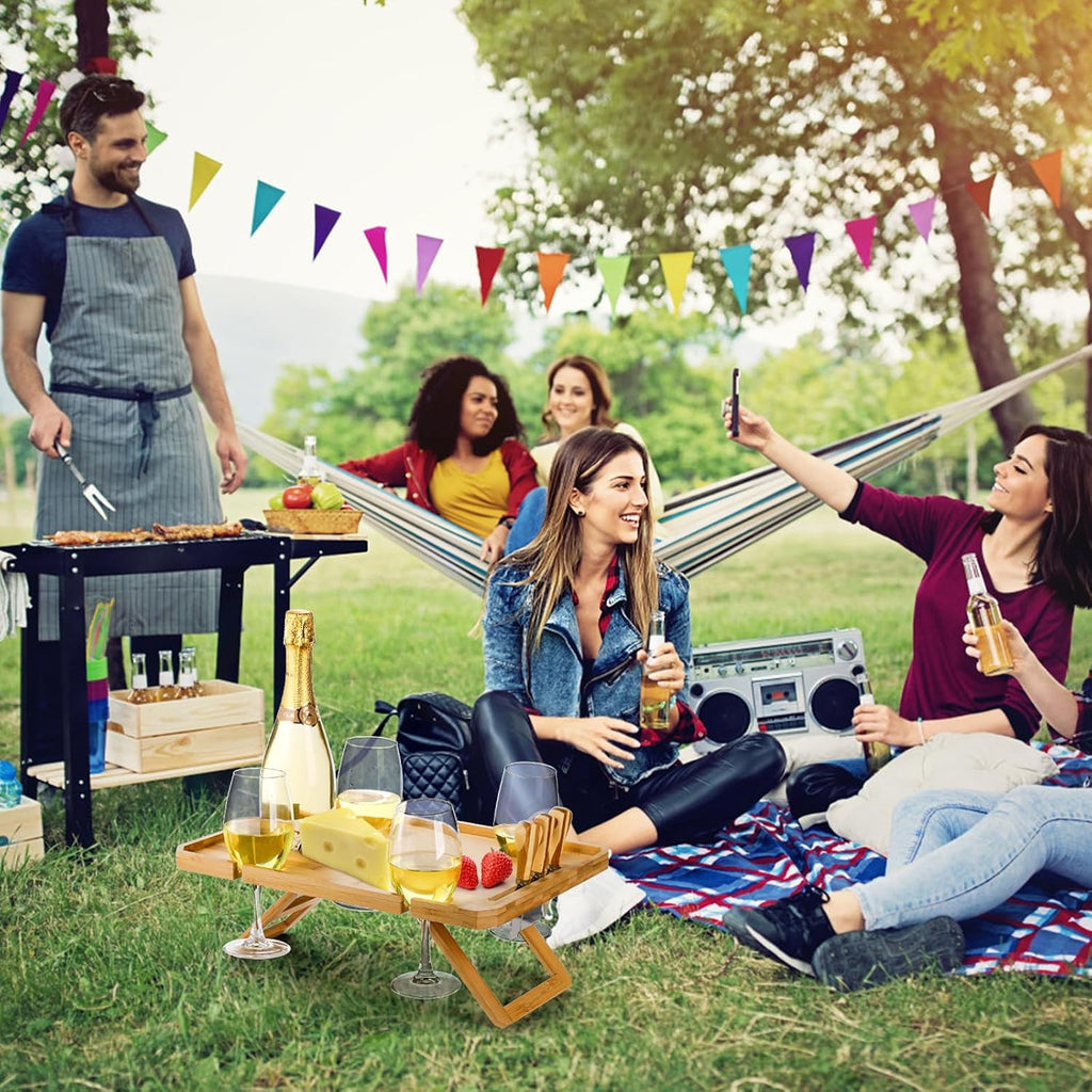 Kingrol Bambus Picknicktisch klappbar mit Flaschenhalter, Glas- und Besteckfach