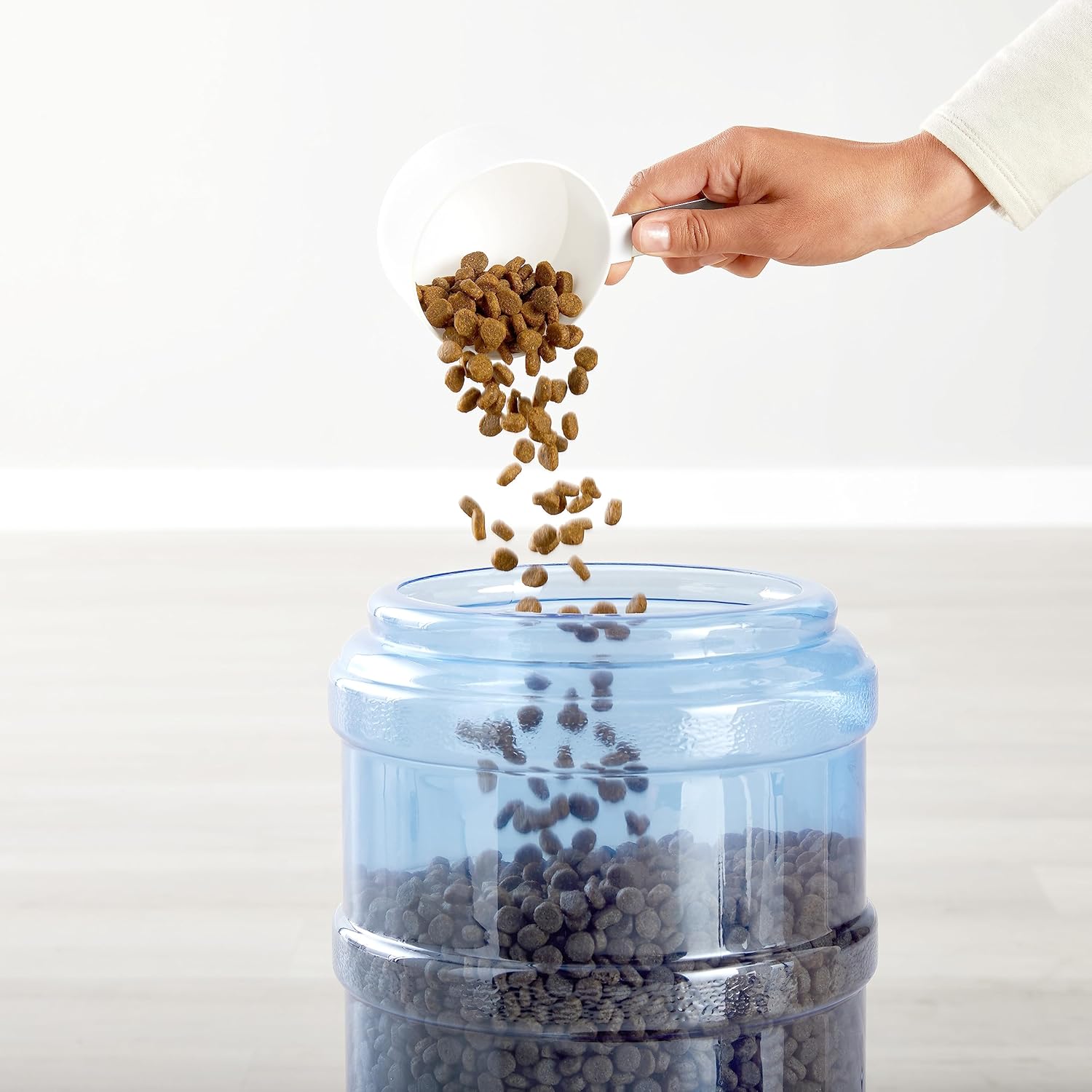 Amazon Basics Futter- und Wasserspender S transparent fuer Hunde Katzen