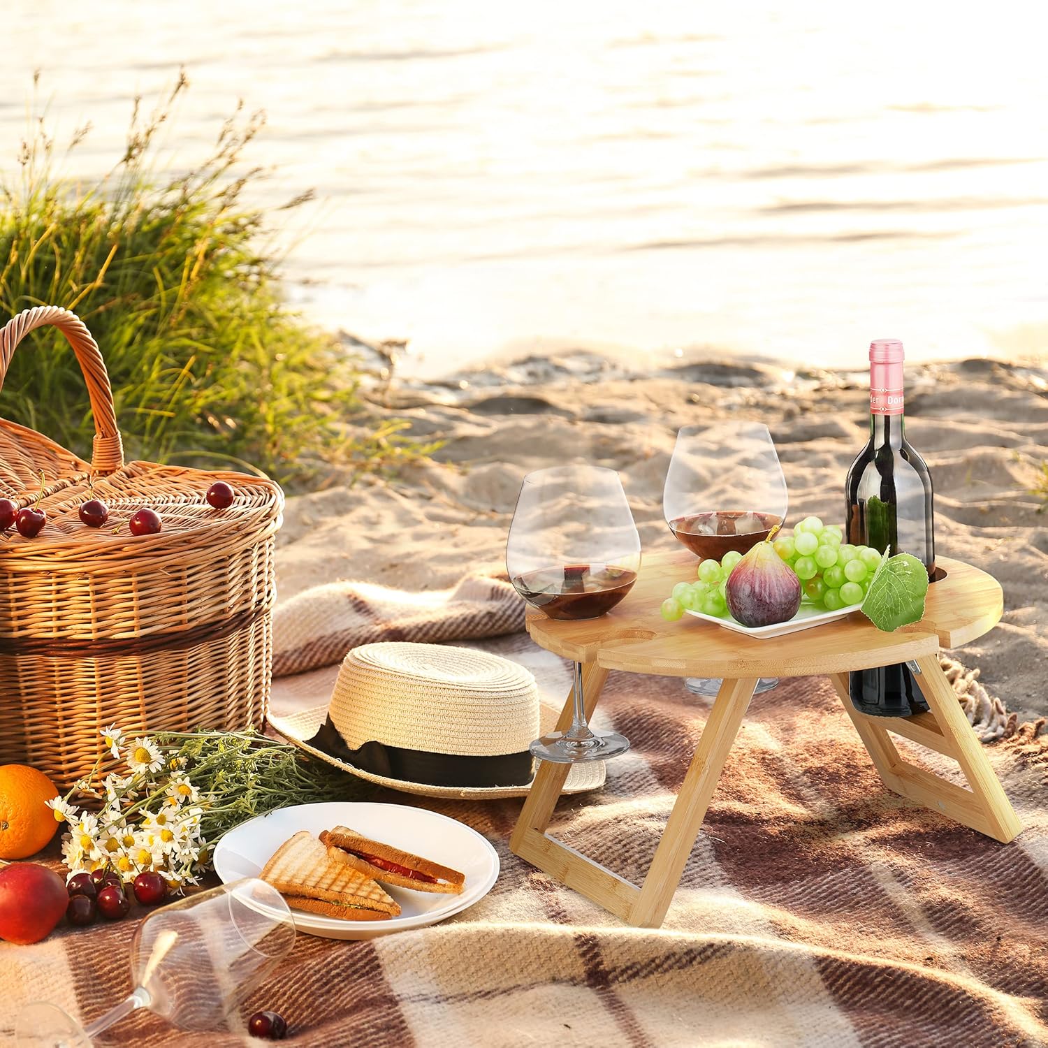 Relaxdays Bambus Beistelltisch klappbar 22x39 cm mit Weinglashaltern und Flasche