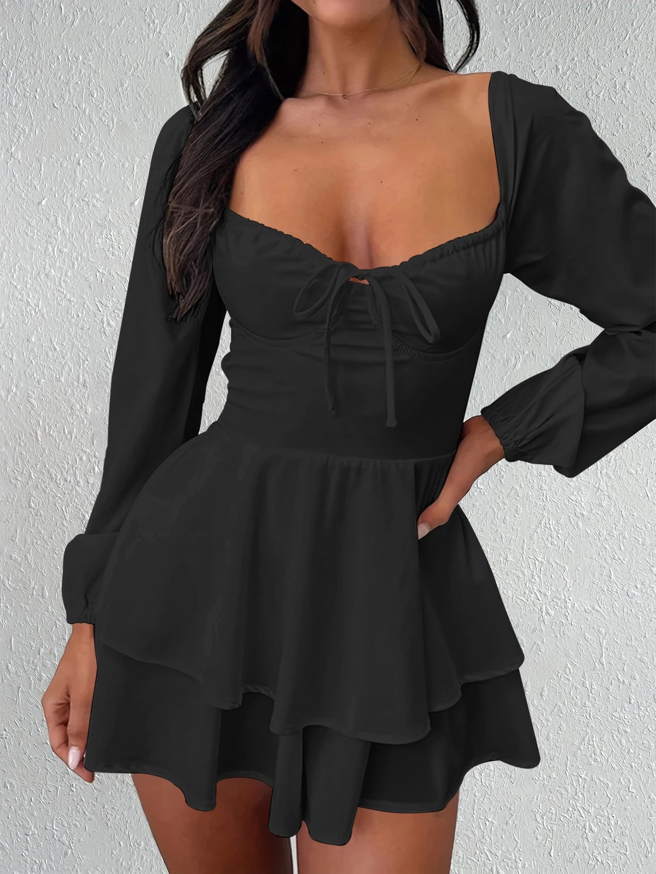 Elegantes V‑Neck Kleid mit Rückenausschnitt, Taillenbindung und Rüschen‑Minirock