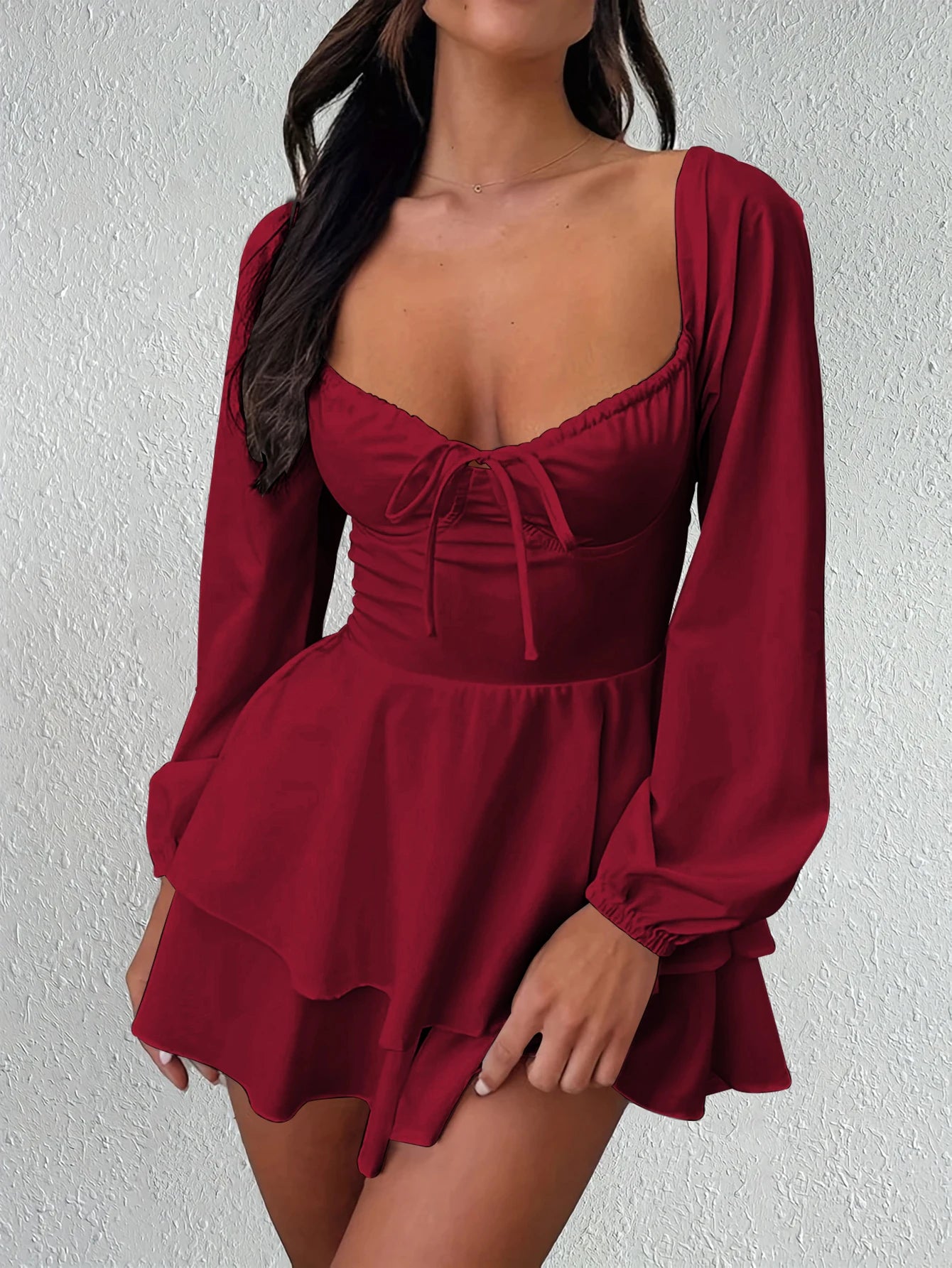 Elegantes V‑Neck Kleid mit Rückenausschnitt, Taillenbindung und Rüschen‑Minirock